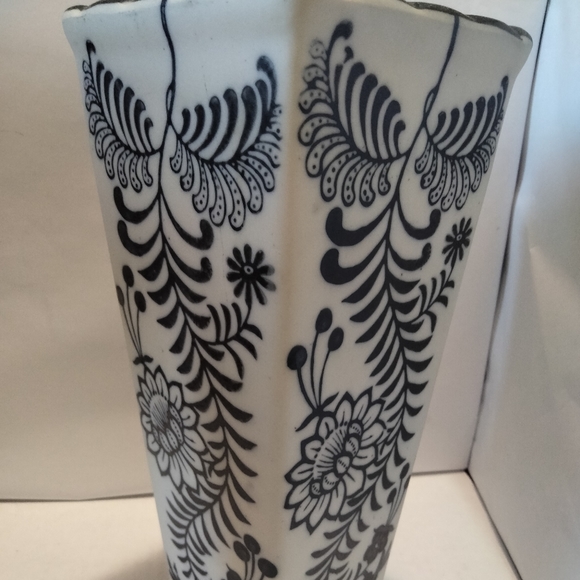 Tall vase with beautifuldeco with details of flowers and details made china